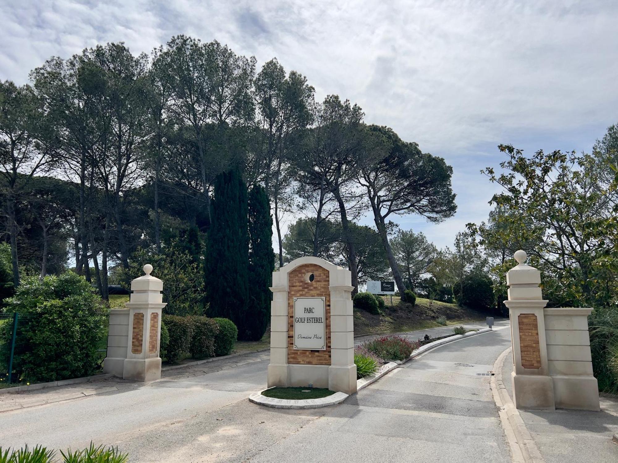 4 Personnes Dans Golf De Valescure 2