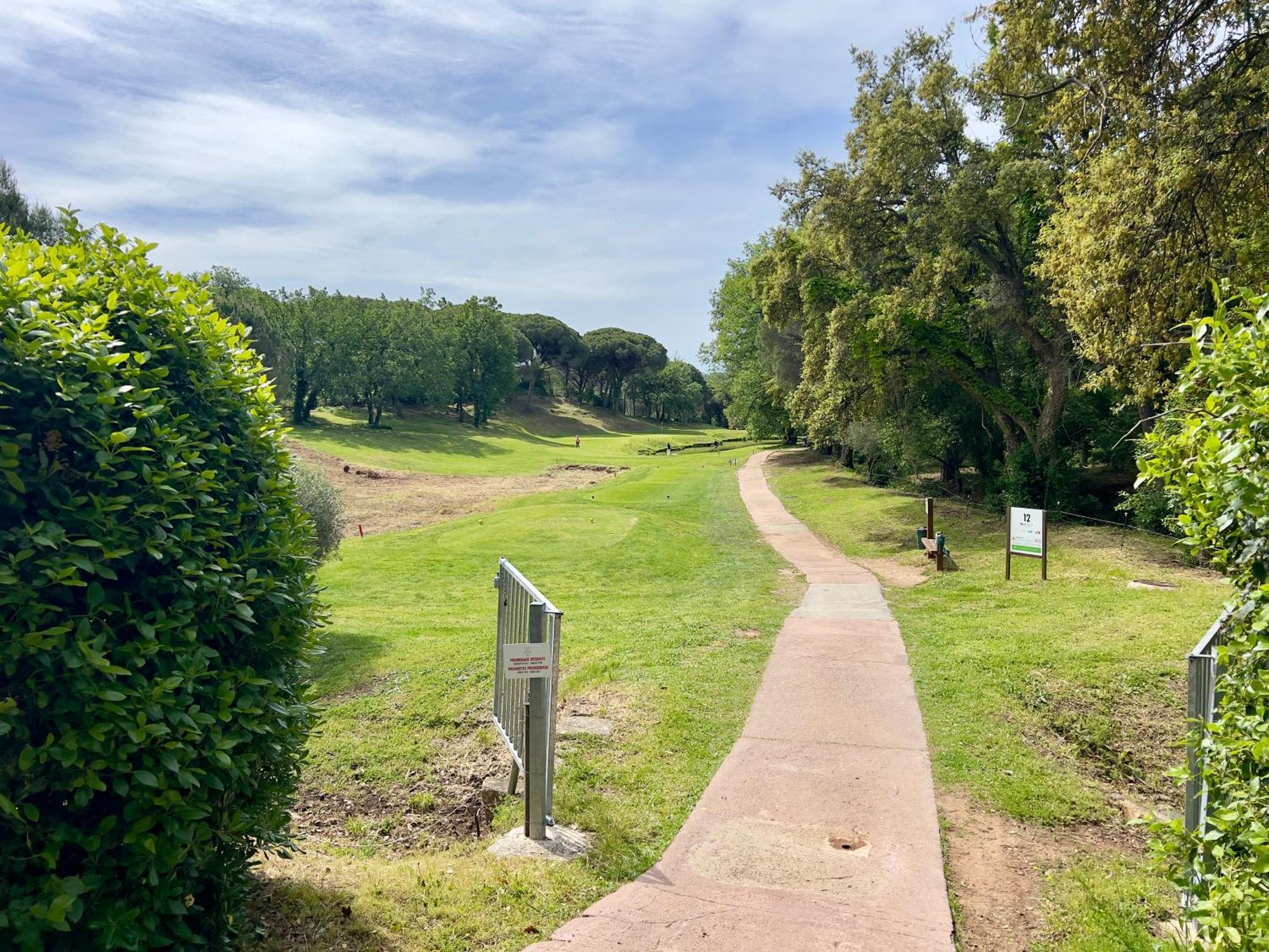 4 Personnes Dans Golf De Valescure 2 Saint-Raphael (Var)